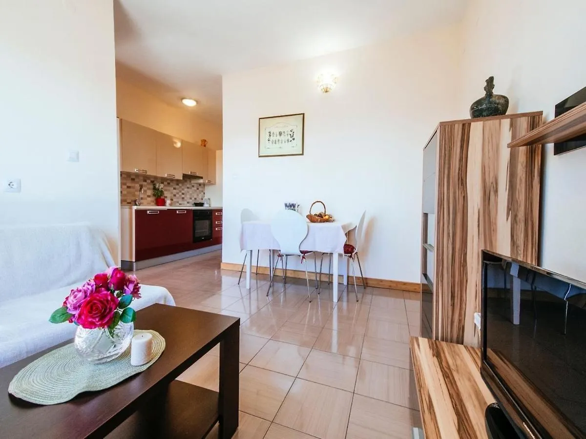 Bright Apartment In Dalmatia By The Sea Starigrad Paklenica